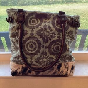Tote with genuine cow hair and a vintage feel